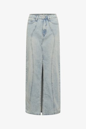 Fustă din denim albastru deschis cu o siluetă dreaptă, având o fente frontală, bucle pentru curea și cusături detaliate pe margini.