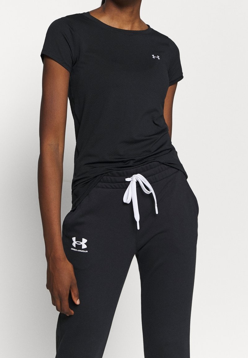 Svart fukttransporterande T-shirt med rund halsringning och korta ärmar, kombinerad med svarta mjukisbyxor med vit dragsko och logodetalj.