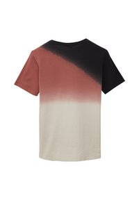 Korte mouwen t-shirt met een verloopontwerp: zwart aan de bovenkant, overgaand naar rood en roomkleurig. Glad katoenen stof met een ronde hals.