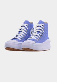 Ζευγάρι μπλε ψηλά π απούτσια Converse με λευκά κορδόνια, λαστιχένιες σόλες και το εμβληματικό λογότυπο αστεριού στο εσωτερικό πλευρό.