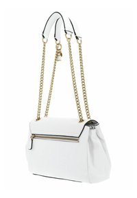 Sac à main en cuir blanc avec des accents noirs, des sangles en chaîne dorée et une poche zippée à l'avant. Texture douce et forme structurée.