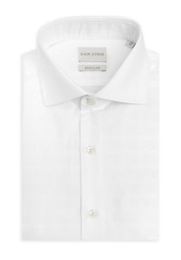Camisa blanca de vestir de manga larga con cuello abierto, tres botones visibles y etiqueta "DAN JOHN REGULAR" en el interior del cuello.