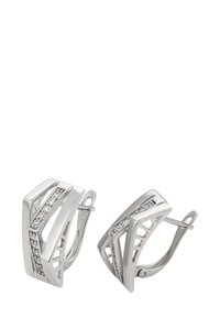 Sudraba ģeometriskas auskari ar slīpu atvērtu dizainu un iegremdētām mazām caurspīdīgām kristālēm gar priekšējām malām, nostiprināti ar atsperu aizdari.