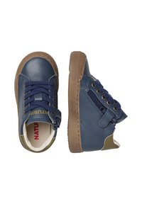 Sneakers in pelle blu con suola in gomma marrone. Caratteristiche: parte anteriore con lacci, zip laterale e dettagli in beige. Texture liscia e design con punta arrotondata.
