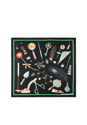 Sciarpa nera con bordo verde con illustrazioni di chiavi vintage, piume, specchio portatile, rossetto, candela, ventaglio, gioielli e strumenti da cucito.