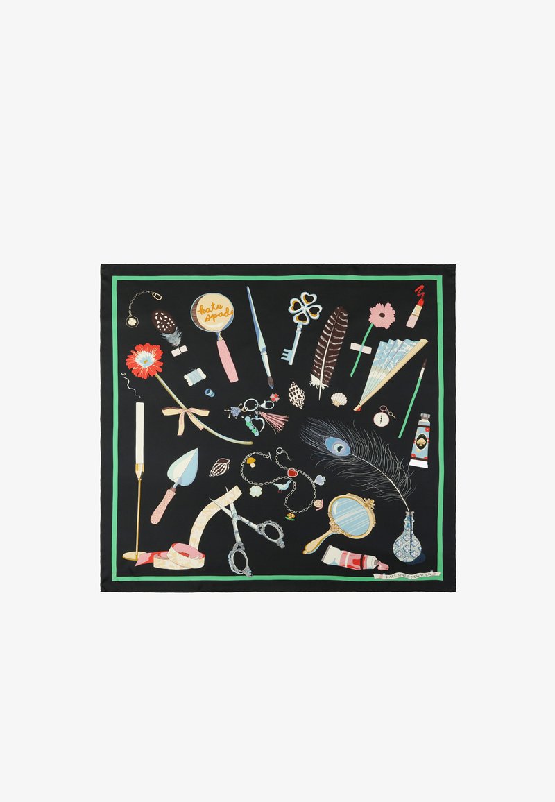 Écharpe noire avec bordure verte présentant des illustrations de clés anciennes, plumes, miroir de poche, rouge à lèvres, bougie, éventail, bijoux et outils de couture.