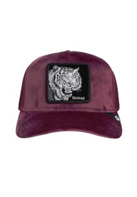 Lila Mütze mit weicher Textur, die ein schwarzes quadratisches Patch mit einer weißen Tiger-Grafik und dem Wort "SAVAGE" darunter zeigt.