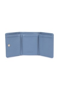 Portafoglio in pelle blu con superficie testurizzata, dotato di tre scomparti per carte e chiusura a scatto. Design pulito e minimalista senza hardware visibile.