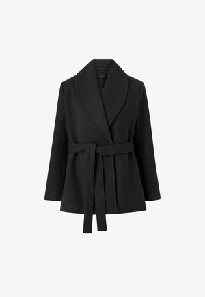 Sort uldblandet omslagsfrakke med bredt tørklædekrave, lange ærmer og matchende stofbælte bundet om taljen, vist på hvid baggrund.