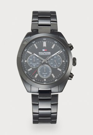 Montre chronographe noire avec un bracelet en acier inoxydable, boîtier rond, cadran gris, trois sous-cadrans, aiguille argentée et un accent rouge sur l'aiguille des secondes.