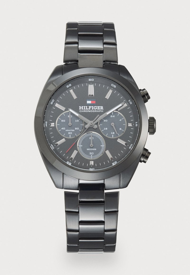 Must väärt kell musta kronograafiga, roostevabast terasest rihmaga, ümmarguse kesta, halli taustaga, kolme alamhäälestuse, hõbedaste näppudega ja punase aktsendiga sekundinäidikul.