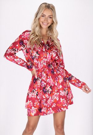 Blumenmuster Langarmkleid in Schattierungen von Rot, Pink und Lila. Mit V-Ausschnitt, geraffter Taille und gestuftem Rock aus weichem, leichtem Stoff.