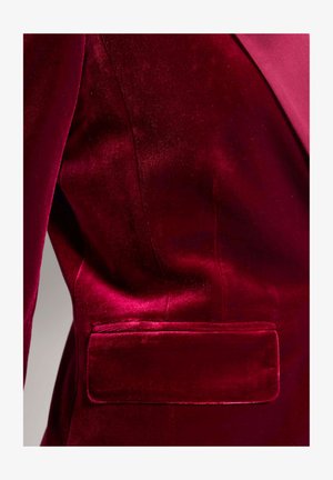 Samtblazer in Rubinrotem mit einem eleganten Design, glatter Textur und einer Tasche auf der linken Seite in Hüfthöhe. Ein subtiler Glanz verbessert das Erscheinungsbild.