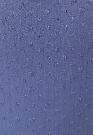 Tela de punto azul con un patrón de espiga y pequeños puntos cuadrados elevados distribuidos uniformemente por toda la superficie.