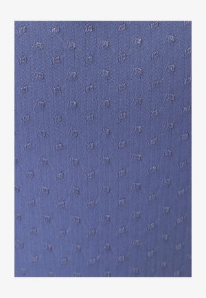 Tissu tricoté bleu avec motif chevron et petits points carrés en relief uniformément espacés sur la surface.