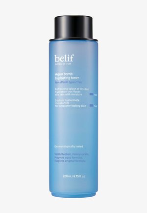 Flacon cylindrique bleu de tonique hydratant Belif Aqua Bomb avec un bouchon noir, étiqueté pour tous les types de peau et contenant 200 ml.