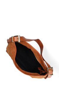 Borsa a spalla in suede marrone con forma piatta, dotata di una tracolla in pelle e una fibbia in tono oro. Interno foderato in tessuto nero.