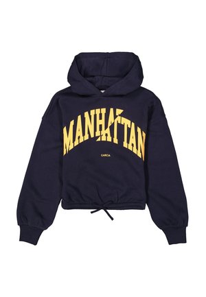 Marineblå hættetrøje med gul "MANHATTAN" tekst buet over brystet og lille "GARCIA" logo nedenunder, med snøre i kanten og ribstrikkede manchetter.