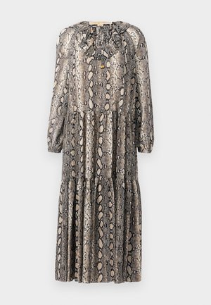 Långärmad midiklänning med ormskinnstryck i neutrala toner. Har en volangkrage och en lagd kjol för extra textur.