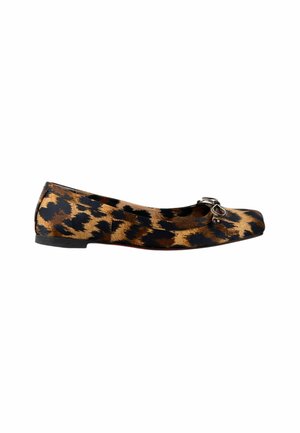 Platte schoen met luipaardprint, vierkante neus en een klein decoratief strikje aan de voorkant, gezien van de zijkant op een witte achtergrond.