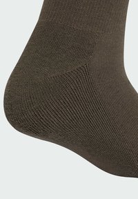 Calzino marrone realizzato in tessuto Texturizzato, con un design a costine e una finitura liscia sul tallone per comfort e vestibilità.