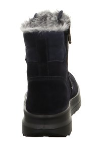 Stivale alla caviglia in suede blu navy con colletto in pelliccia sintetica, chiusura con zip laterale e suola in gomma nera testurizzata per grip e durabilità.