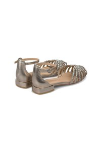 Sandales à talon bas en bronze métallique avec une bride de cheville, au design à bout ouvert, ornées de pierres précieuses transparentes et dotées de détails tissés.