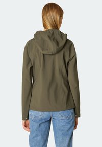 Veste imperméable vert olive, dotée d'une capuche, texture lisse, design ajusté, poignets à bouton-pression et ourlet légèrement évasé.