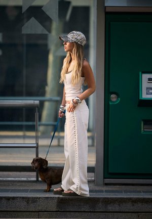 FRAYED - WITH EYELETS - Straight leg jeans - white