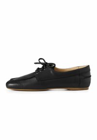 Scarpe in pelle nera con suola piatta, design con lacci, punta arrotondata e dettagli minimi. Texture liscia con accenti di cucitura sottili.