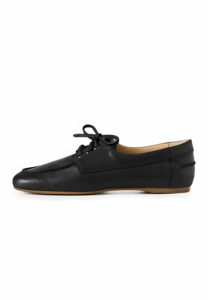 Zwarte lederen schoenen met een platte zool, vetersluiting, ronde neus en minimale details. Gladde textuur met subtiele stiksels.