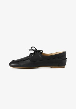 Zwarte lederen schoenen met een platte zool, vetersluiting, ronde neus en minimale details. Gladde textuur met subtiele stiksels.