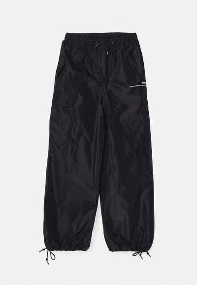 Čierne cargo nohavice vyrobené z lesklého nylónu s elastickým pásom, nastaviteľným sťahovacím šnúrkou, bočnými vreckami a elastickými manžetami.