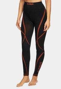 Czarne legginsy z pomarańczowymi akcentami, z wysokim pasem, teksturowanymi panelami i nadrukiem logo. Wykonane z elastycznego, oddychającego materiału.