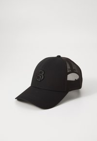 Svart cap med solid front, mesh-sider og brodert logo. Har en buet brem og justerbar stropp bak.
