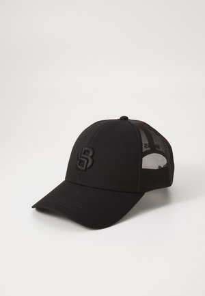 Sort kasket med en solid front, mesh-sider og et broderet logo. Har en buet skygge og justerbar rem bagpå.