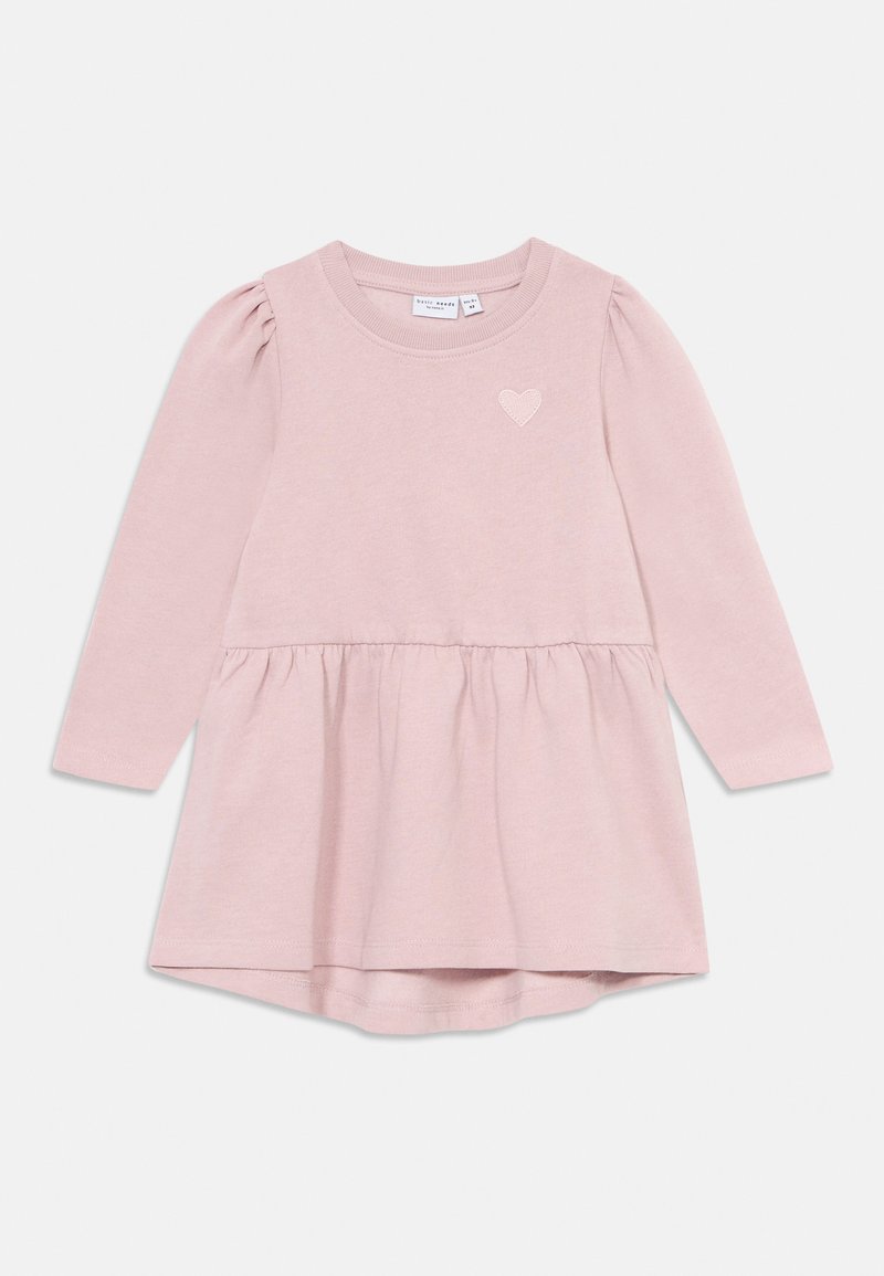 Vestido de bebé de manga longa rosa com cintura franzida e pequeno bordado de coração no peito, feito de tecido de algodão suave.