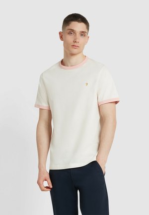T-shirt in cotone con corpo crema e colletto e maniche a coste rosa chiaro. Presenta un piccolo logo arancione sul petto. Maniche corte.