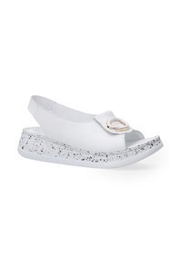 Weiße Slingback-Sandalen mit offenen Zehen, ausgestattet mit einem dekorativen goldenen Ring und einer strukturierten, gesprenkelten Plateausohle.