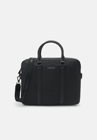 Svart läder laptopväska med topphandtag, avtagbar axelrem, texturerad yta och präglad logotyp. Har justerbara remmar och en strukturerad form.