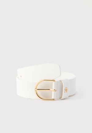 Witte leren riem met een gouden afgeronde gesp en klein gouden logodetail op de riemlus, weergegeven op een lichte achtergrond.