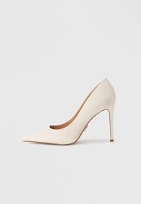 Λευκό γυναικείο ψηλοτάκουνο παπούτσι με μυτερή μύτη, λείο δερμάτινο φινίρισμα, χαμηλό άνοιγμα στην άνω πλευρά, λεπτό τακούνι στιλέτο και μινιμαλιστικό σχεδιασμό.