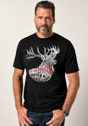 Camiseta de manga corta negra con un gráfico de un alce y texto en blanco y rojo, con un diseño redondeado y elementos de impresión texturizados.