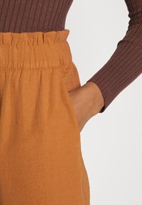 JDY DIVYA HW WIDE PANTS WVN - Calças - brown sugar