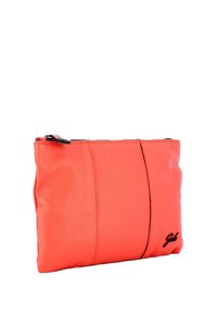 Pochette in cuoio corallo con finitura testurizzata, chiusura con zip e un piccolo logo nero accentato in basso a destra. Forma rettangolare.