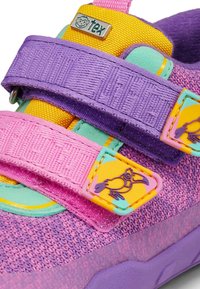 Zapatos infantiles en tonos morado y rosa con tejido texturizado, que cuentan con correas ajustables de Velcro y llamativos acentos de dibujos animados en las correas.