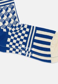 Calzini blu e crema con motivo a scacchi e dettagli a strisce orizzontali. Testo "Dilly Socks" sul lato.