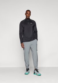 Nike Performance FORM PANT - Pantalones deportivos - smoke grey/black