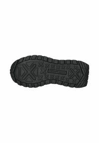 Schwarze Gummisohlen mit tiefen Rillen, Traktionsmustern und dem eingeprägten Text "STEVE MADDEN" in der Mitte.
