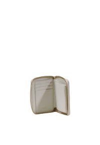 Portafoglio bianco in pelle con chiusura a zip, dotato di più scomparti per carte e una piccola tasca. Texture liscia con dettagli della cerniera in tonalità oro.